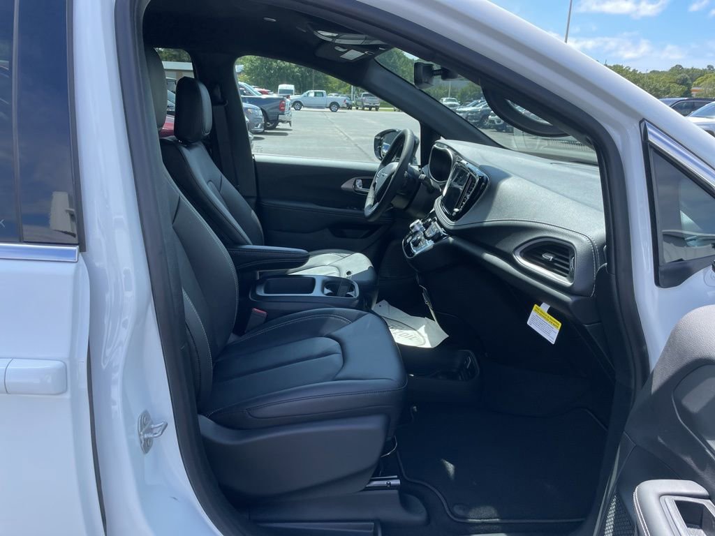New 2026 Chrysler Pacifica Select image 16