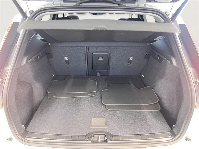 Used 2024 Volvo XC40 B5 Core image 9