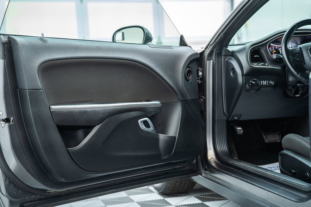 Used 2015 Dodge Challenger SXT RWD image 31