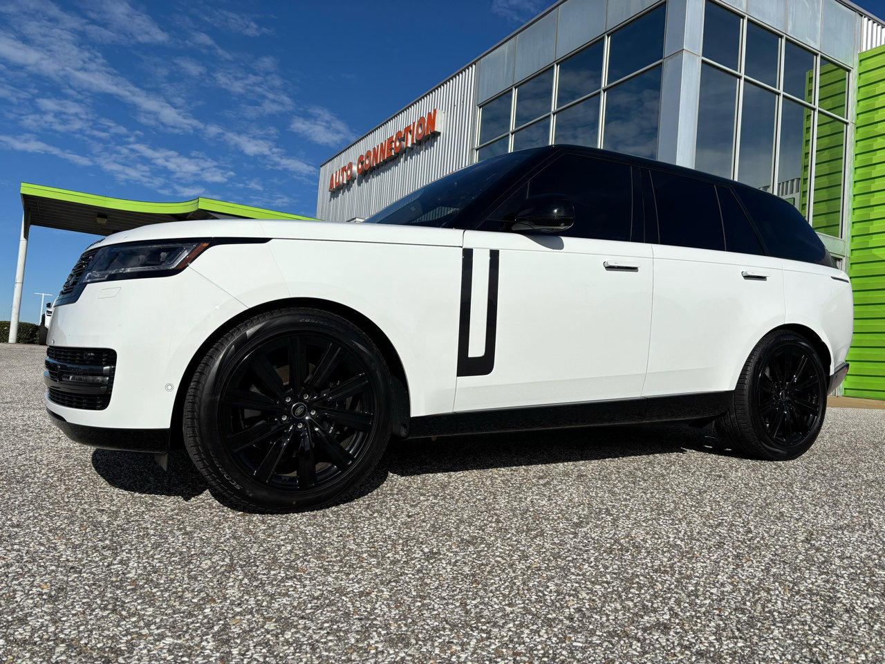 Used 2023 Land Rover Range Rover SE image 2