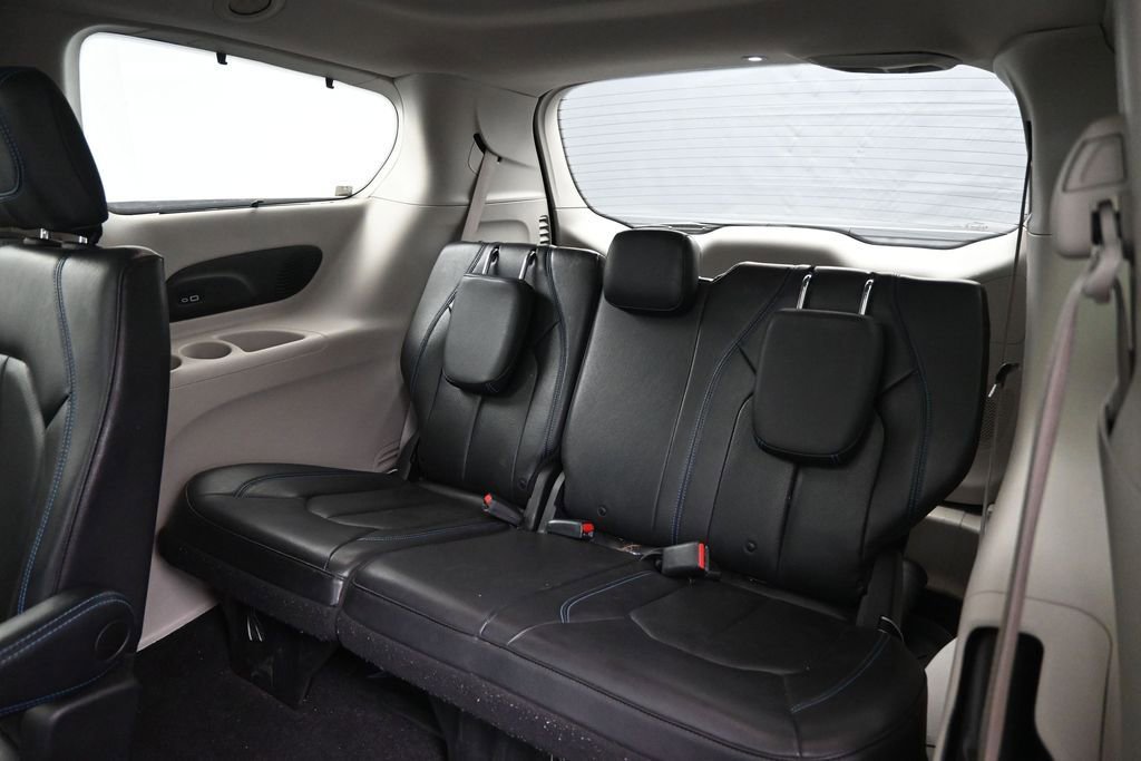 Used 2021 Chrysler Pacifica Touring-L w/ Uconnect Theater Family Group FWD image 26