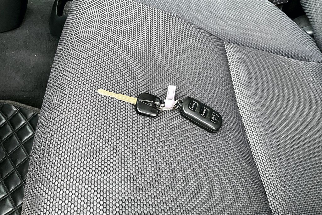 Used 2004 Pontiac Vibe w/ Moon And Tunes Value Package FWD image 10