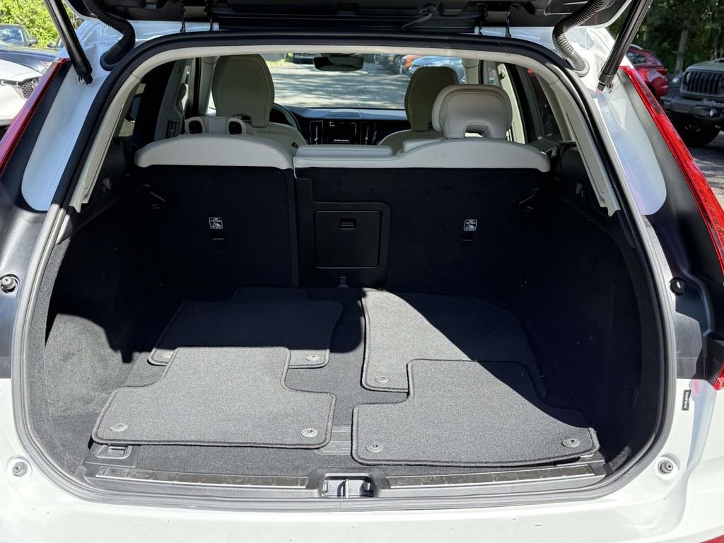 Used 2024 Volvo XC60 B5 Plus AWD/4WD image 11