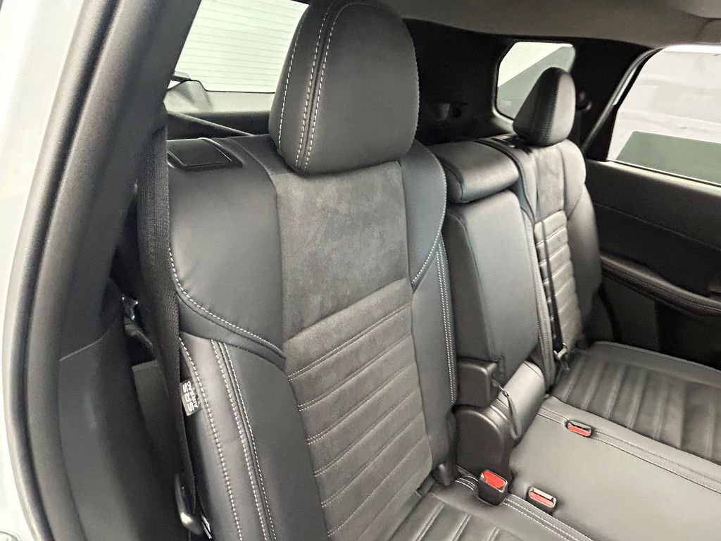 New 2025 Mitsubishi Outlander SE image 38