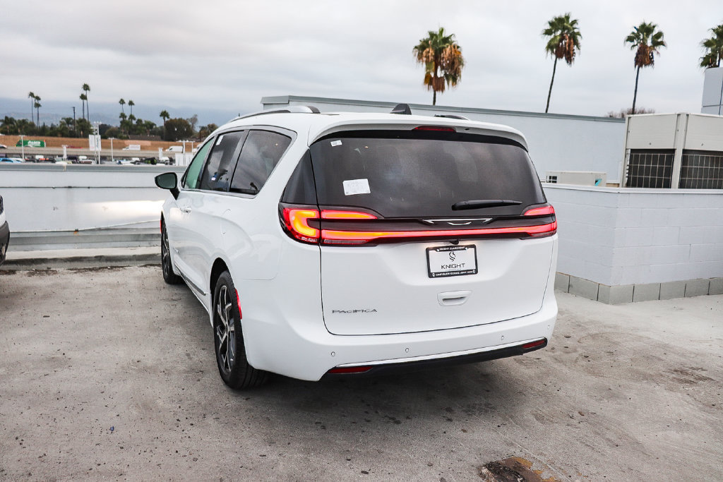 New 2027 Chrysler Pacifica Pinnacle w/ Theater Group FWD image 7