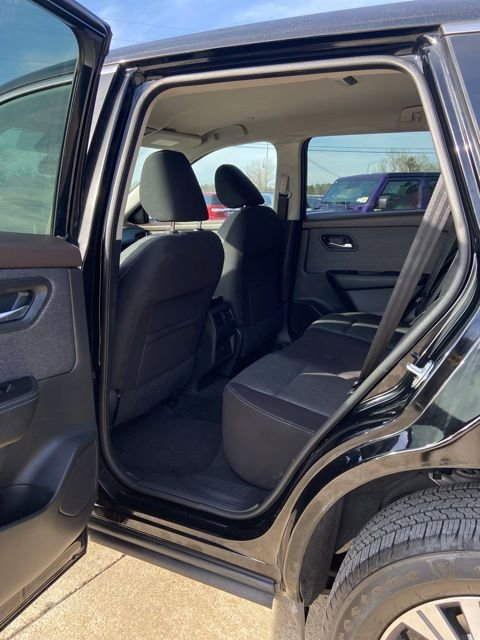 Used 2022 Nissan Rogue SV image 11