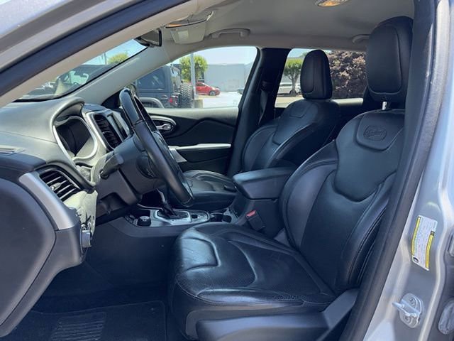 Used 2017 Jeep Cherokee Overland w/ Technology Group AWD/4WD image 6