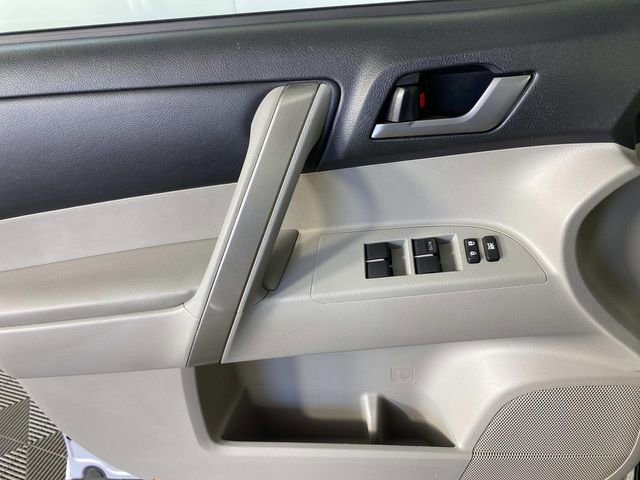 Used 2012 Toyota Highlander SE w/ Tow Pkg image 23