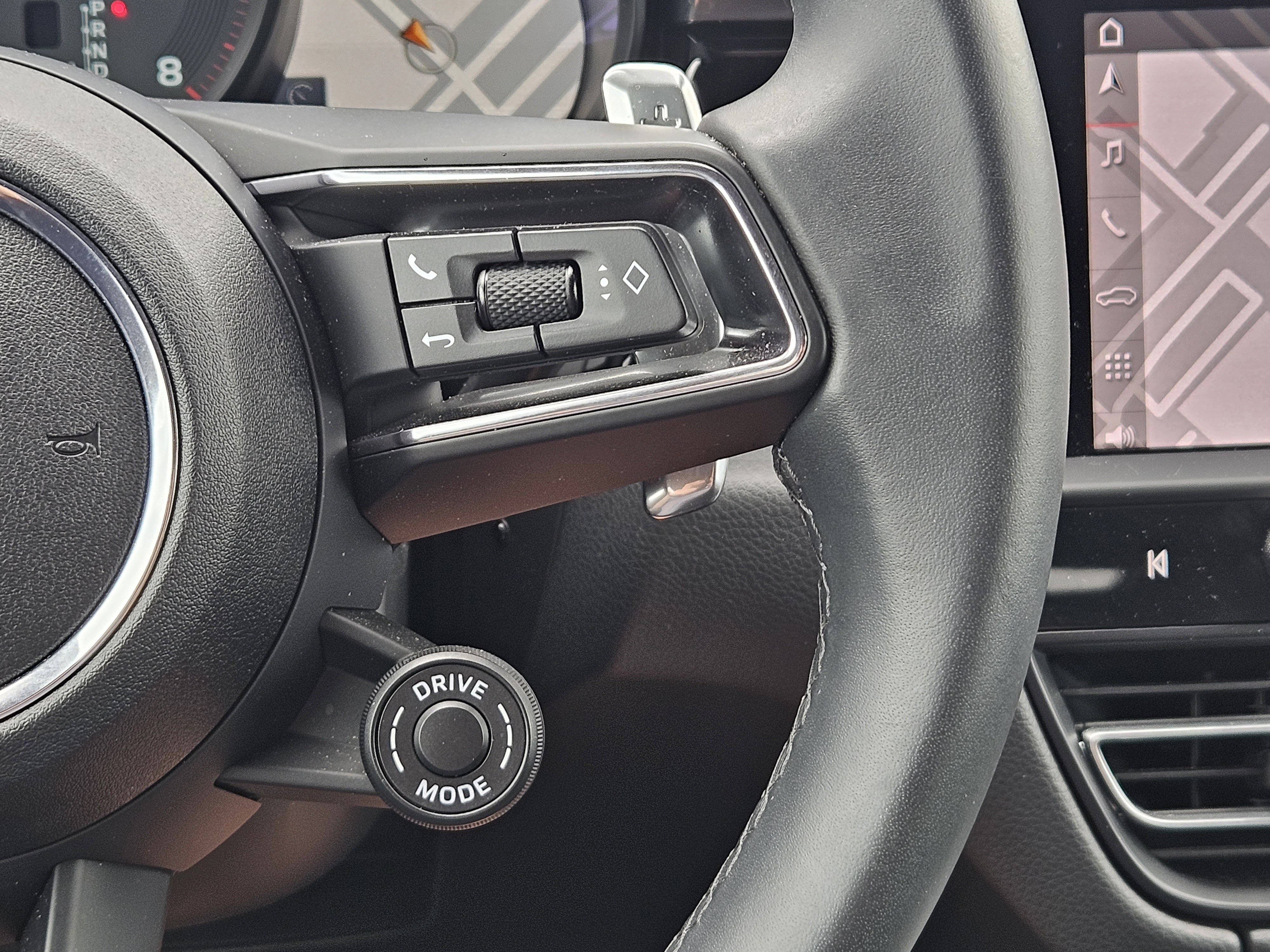 Certified 2025 Porsche Macan image 27