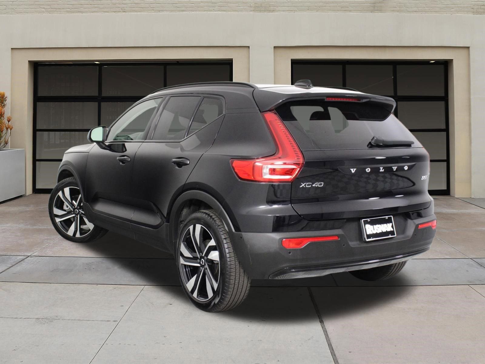 Certified 2025 Volvo XC40 B5 Plus AWD/4WD image 2