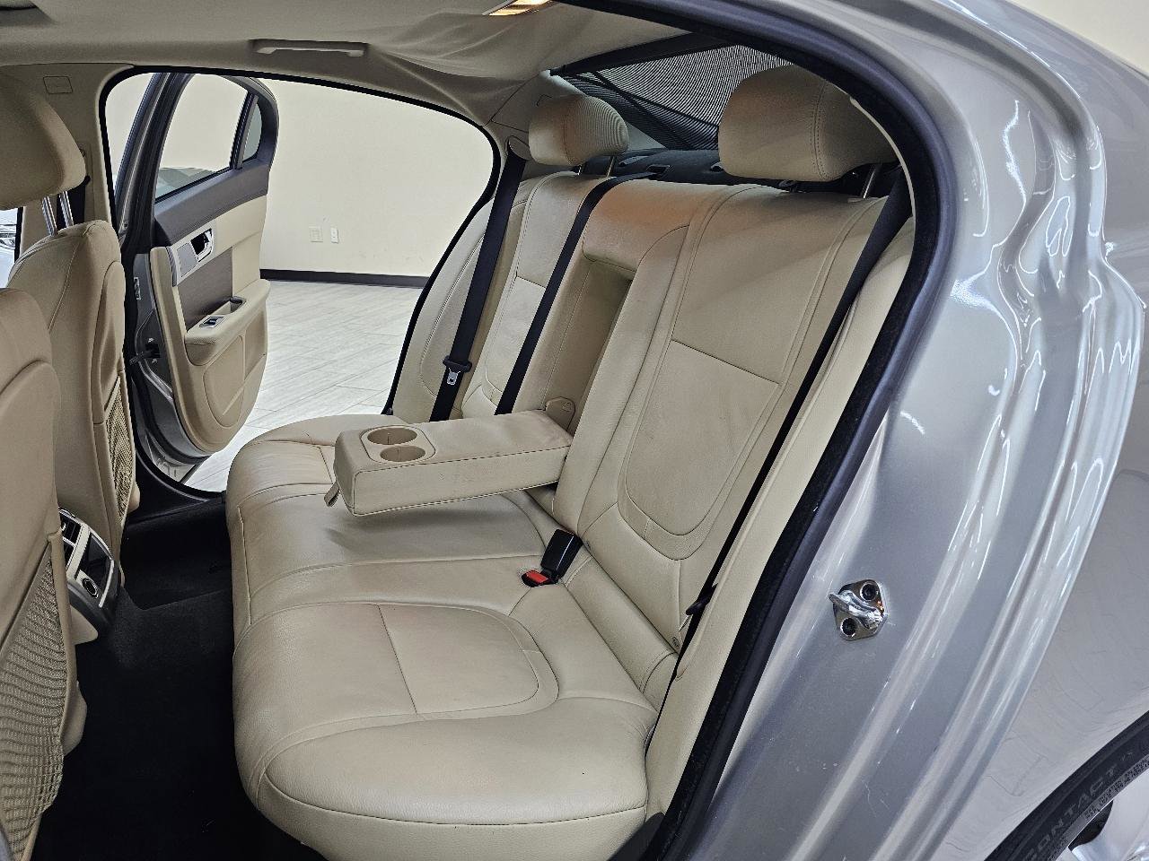 Used 2013 Jaguar XF image 24