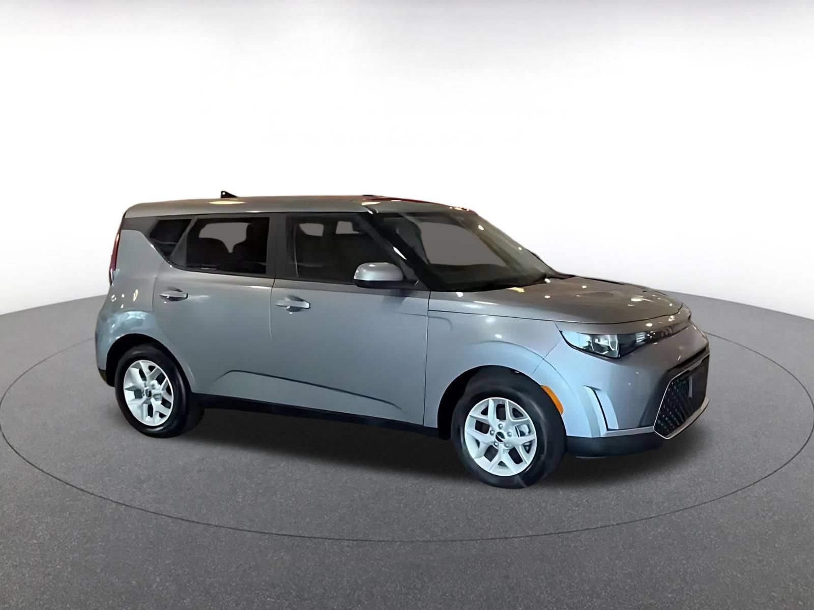 Used 2025 Kia Soul LX w/ LX Technology Package FWD image 2