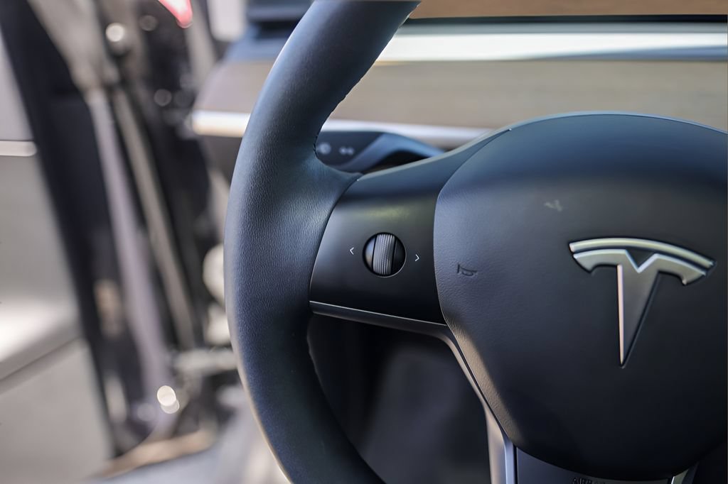 Used 2022 Tesla Model Y Long Range AWD/4WD image 13