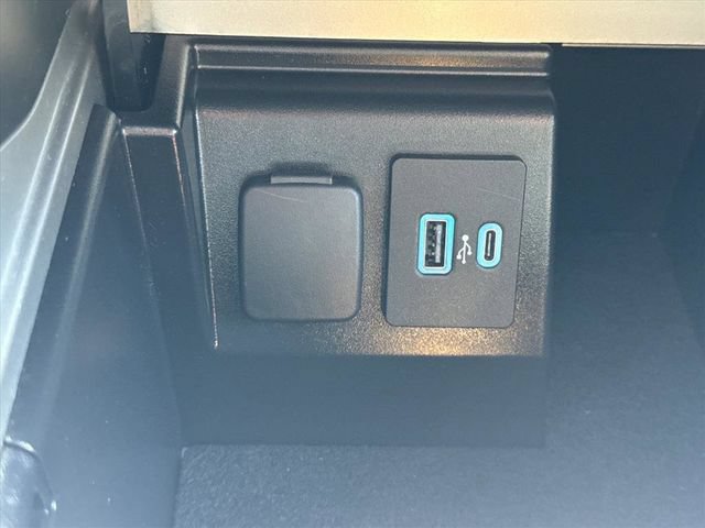 Used 2022 Ford Explorer XLT w/ Equipment Group 202A AWD/4WD image 24