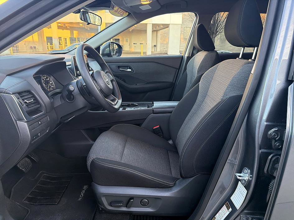 Used 2023 Nissan Rogue SV image 11