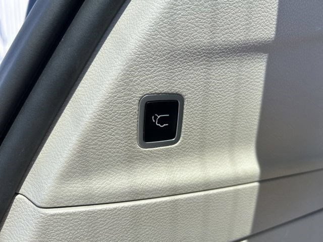 Used 2023 Chrysler Pacifica Touring-L FWD image 45