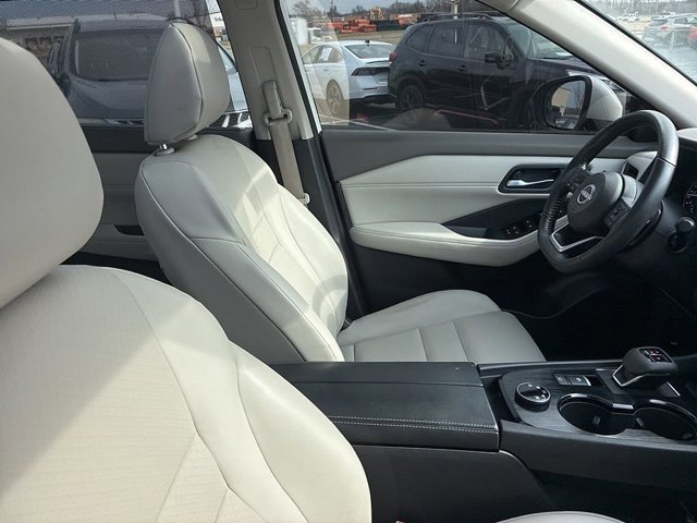 Used 2024 Nissan Rogue SV w/ SV Premium Package image 18