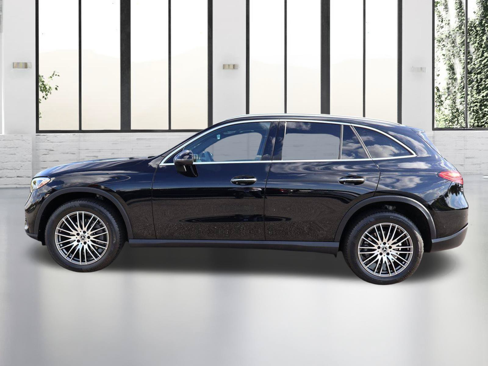 Used 2025 Mercedes-Benz GLC 300 image 2