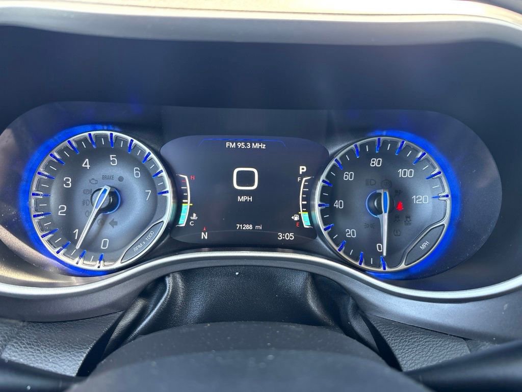 Used 2023 Chrysler Pacifica Touring-L FWD image 27
