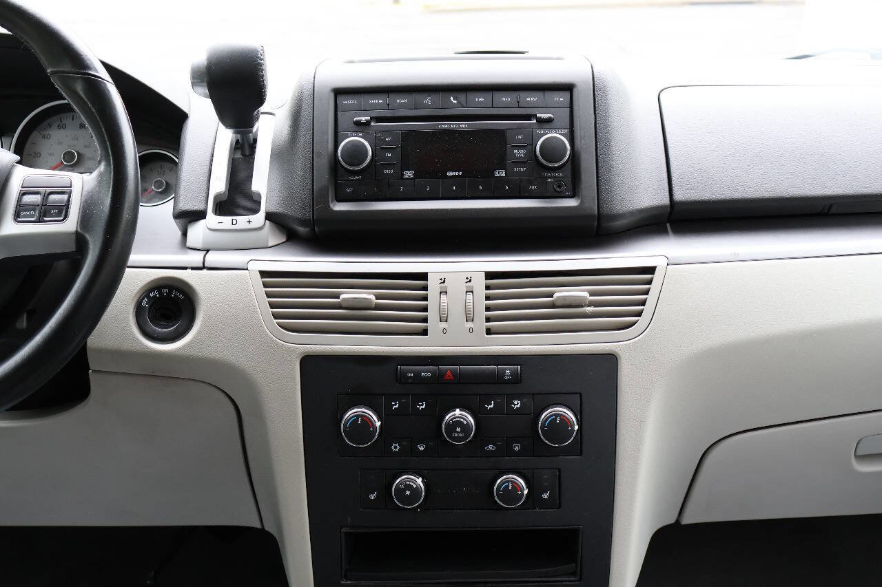 Used 2011 Volkswagen Routan SE FWD image 34