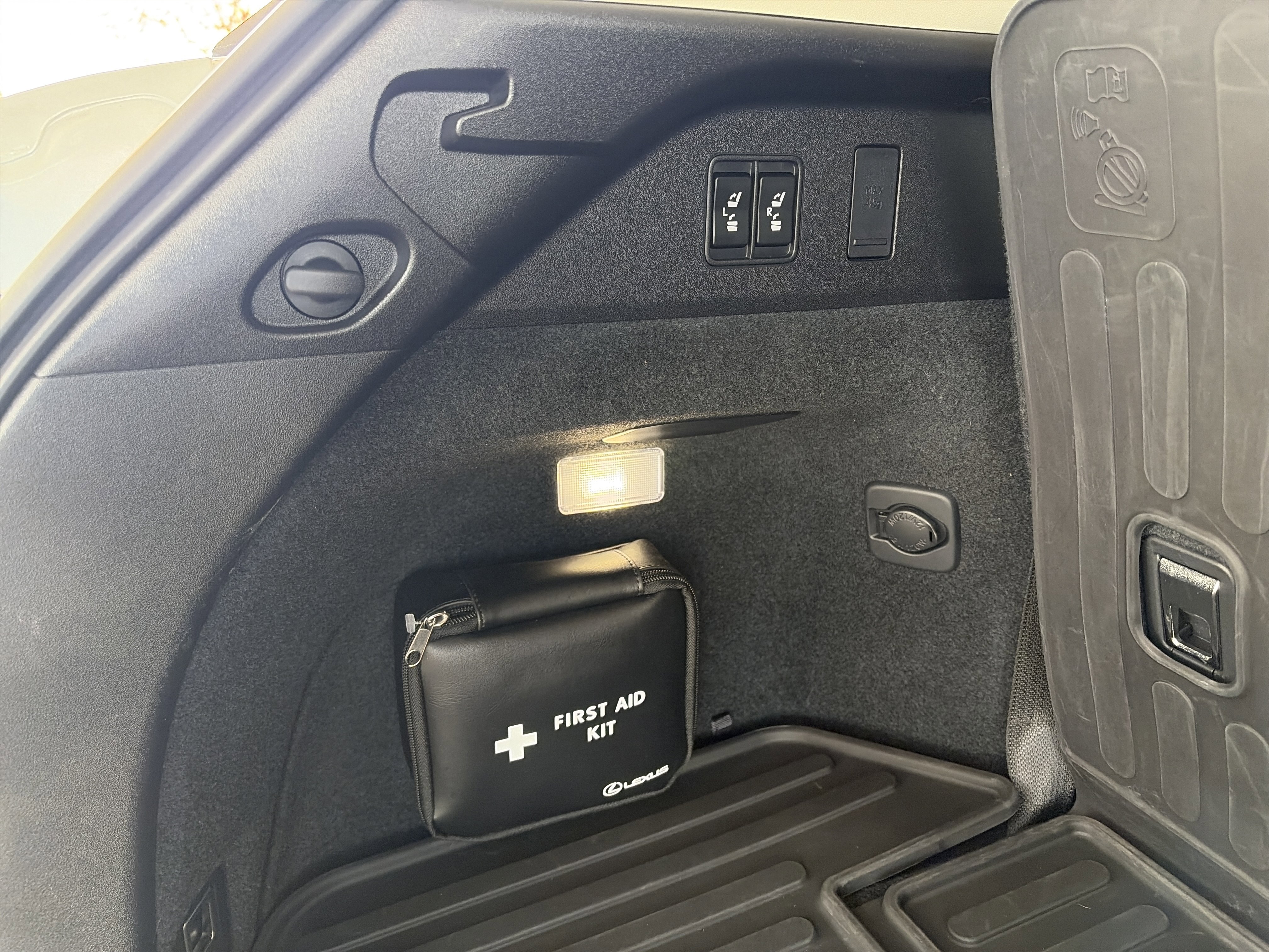 Used 2021 Lexus RX 350L Premium w/ Premium Package image 23