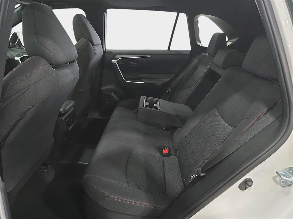 Used 2021 Toyota RAV4 SE image 12