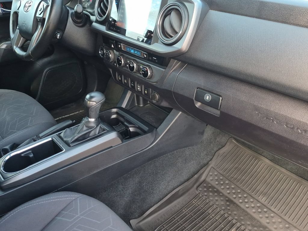 Used 2017 Toyota Tacoma TRD Off-Road w/ Premium & Technology Package AWD/4WD image 15