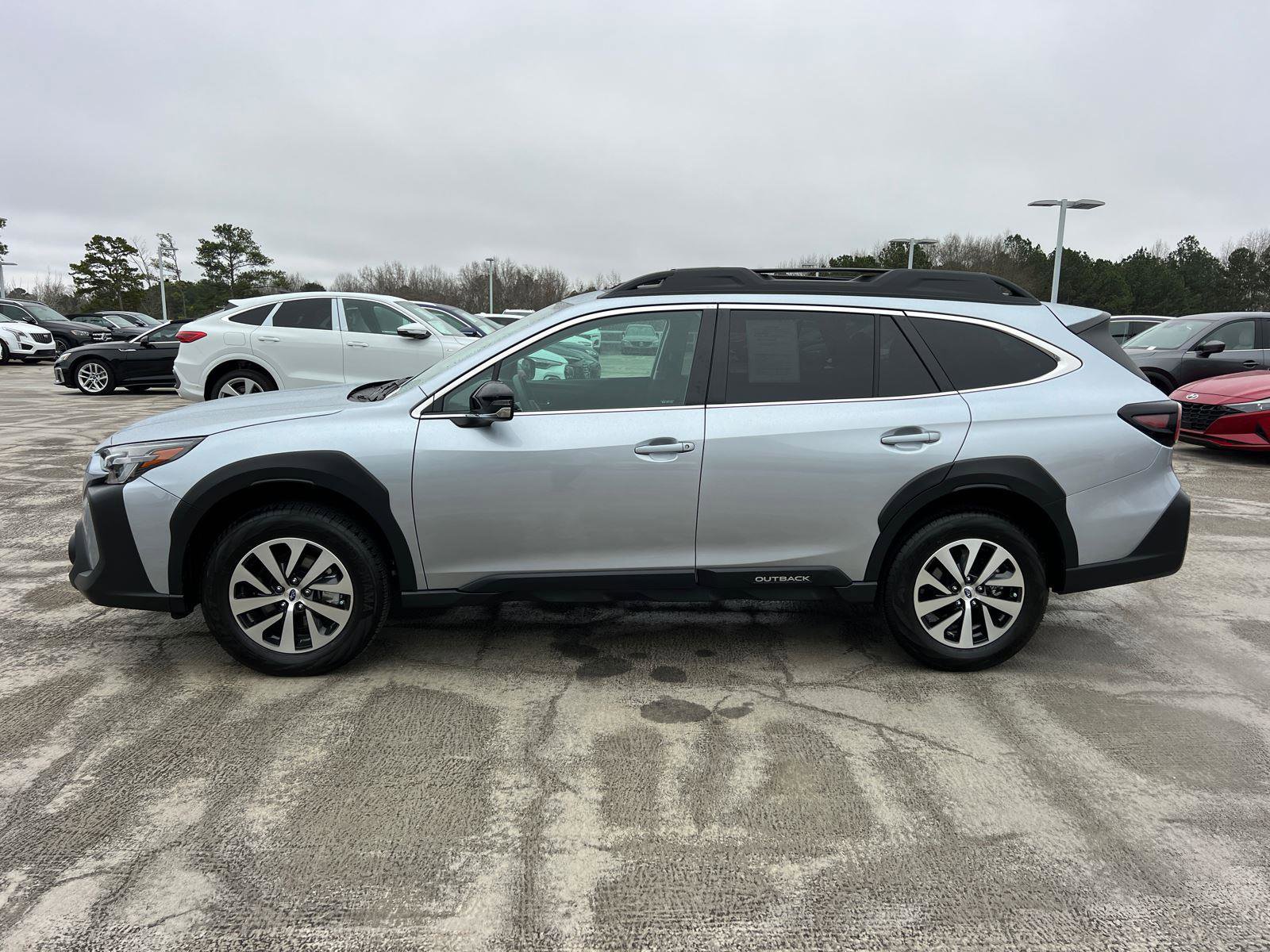 Used 2023 Subaru Outback Premium image 8