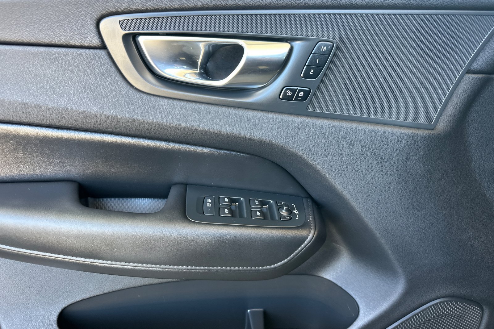 Certified 2025 Volvo XC60 B5 Plus AWD/4WD image 12