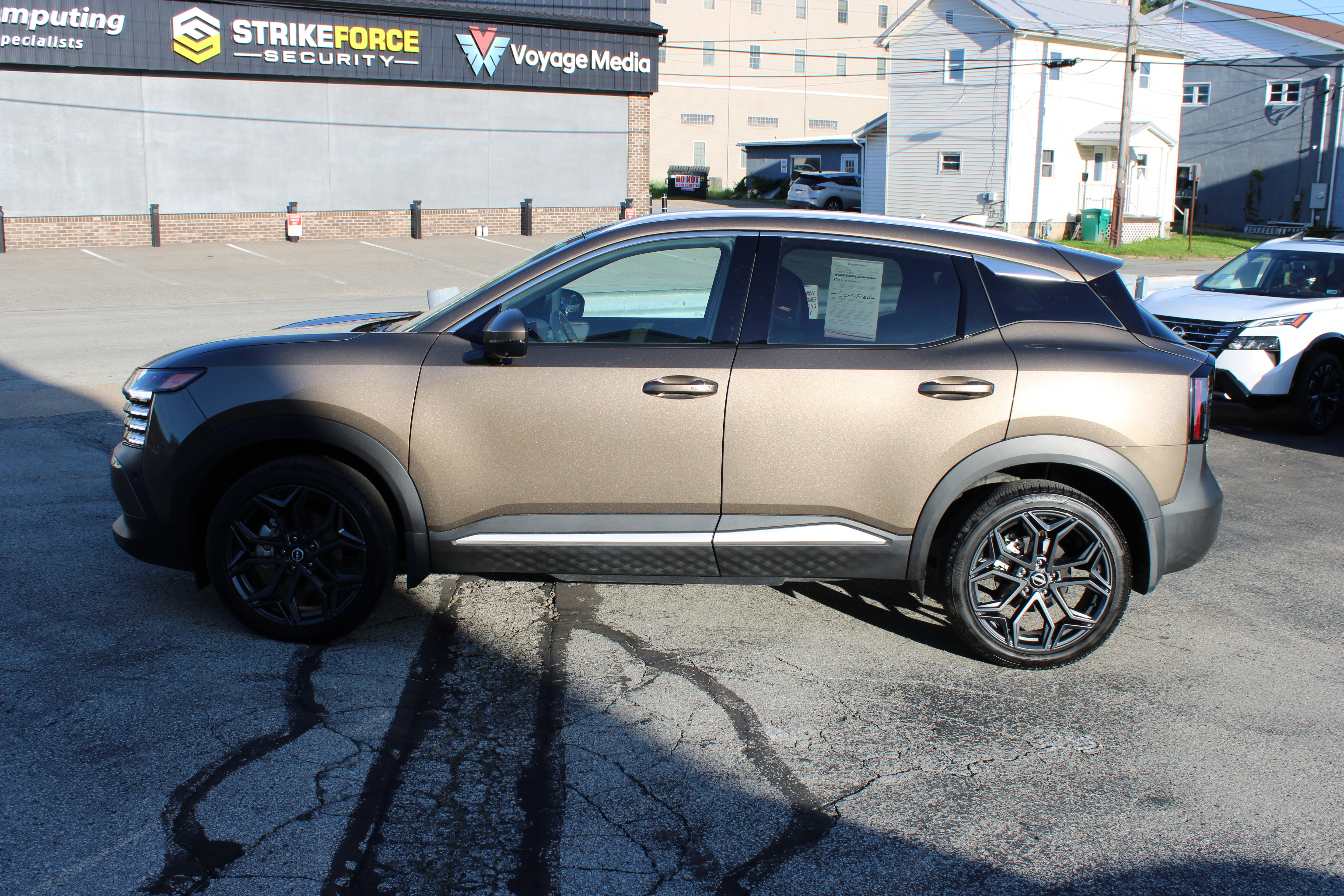 Certified 2025 Nissan Kicks SR w/ SR Premium Package AWD/4WD image 2