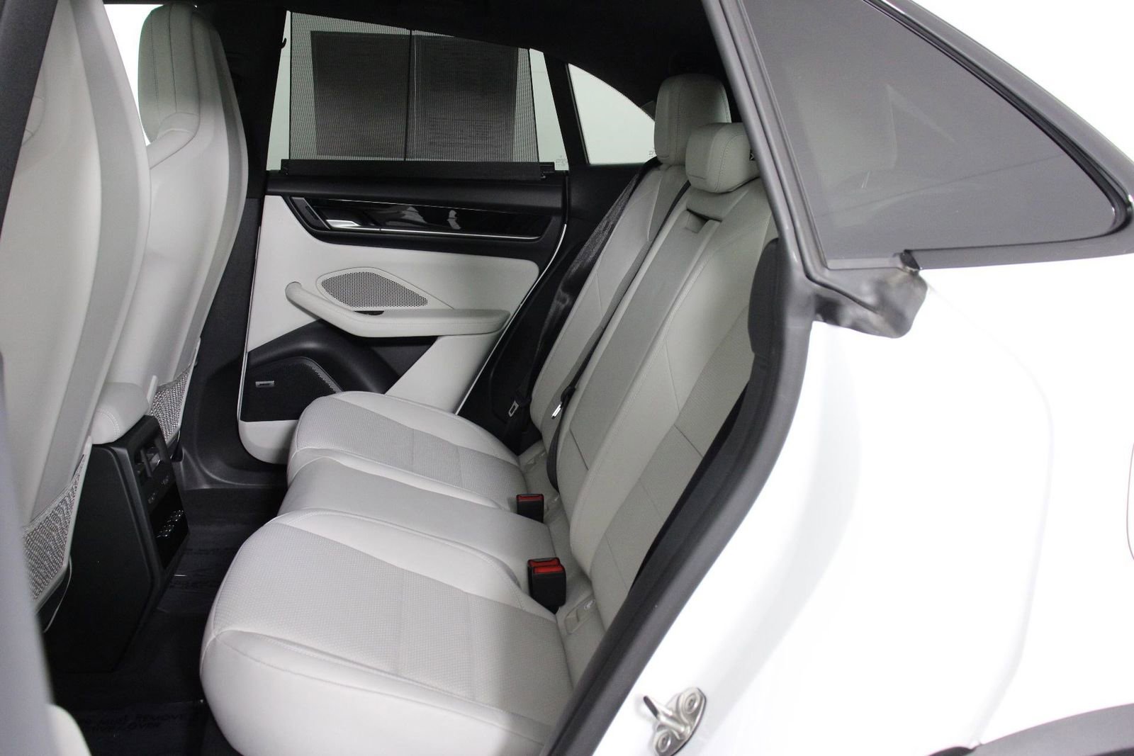 Certified 2025 Porsche Macan Electric image 31