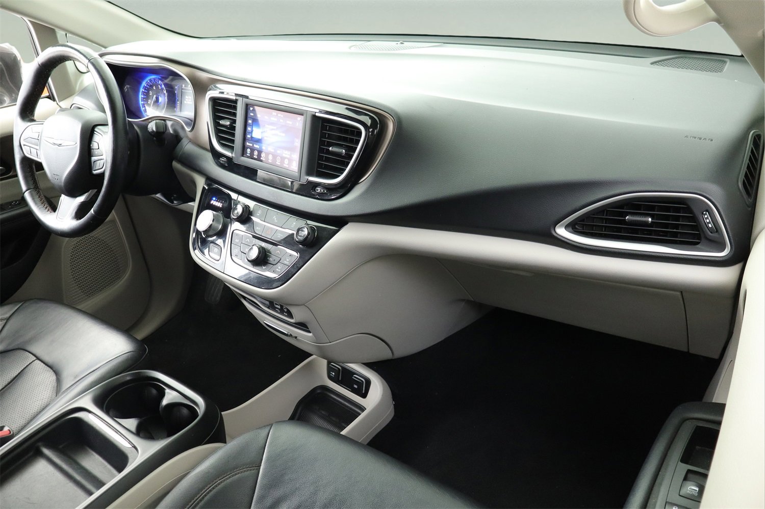 Used 2019 Chrysler Pacifica Touring-L image 28