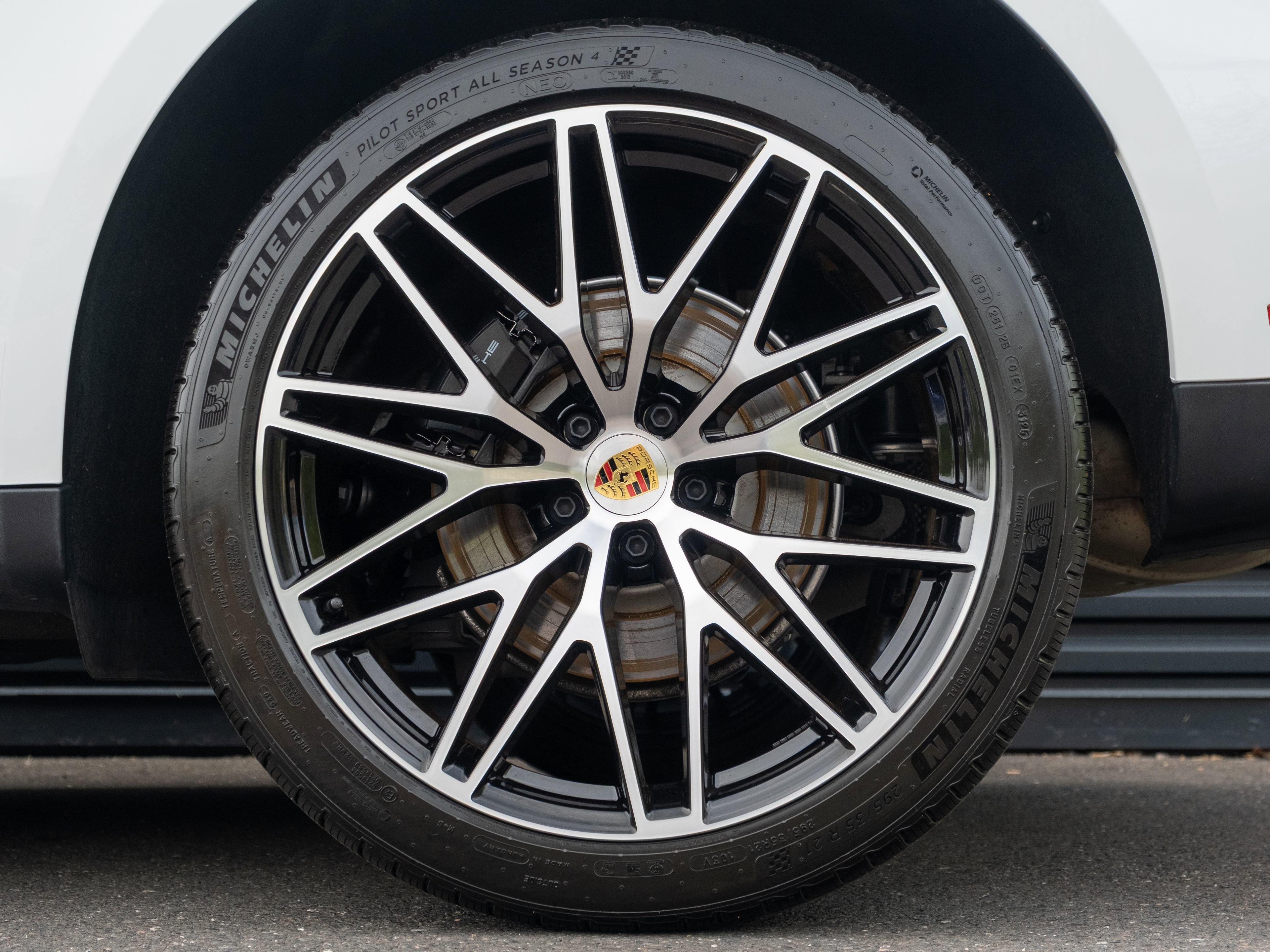 Certified 2026 Porsche Macan AWD/4WD image 13