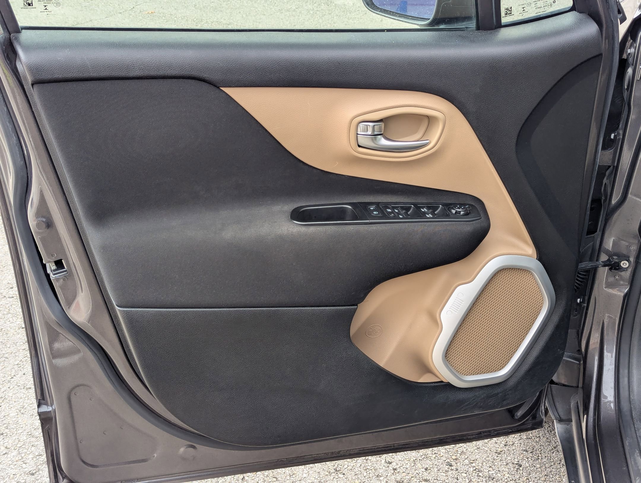 Used 2018 Jeep Renegade Latitude w/ Safety & Security Group image 6