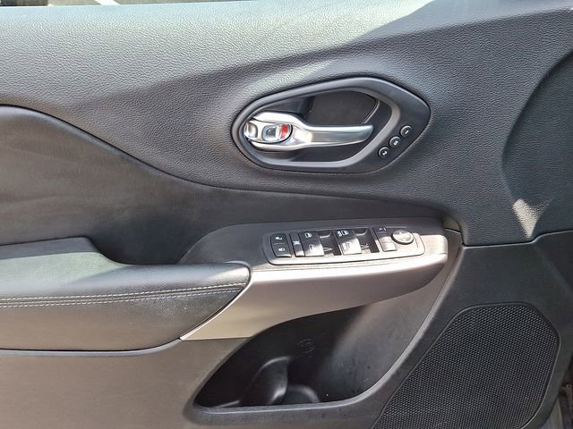 Used 2019 Jeep Cherokee Limited AWD/4WD image 12