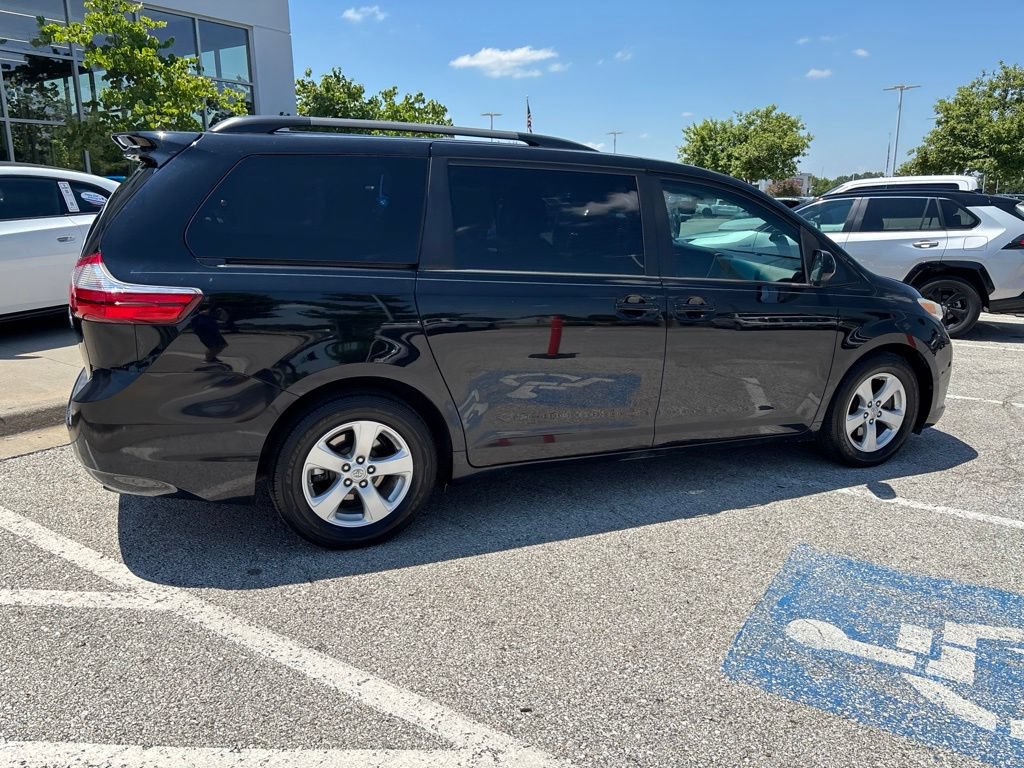 Used 2017 Toyota Sienna LE FWD image 36
