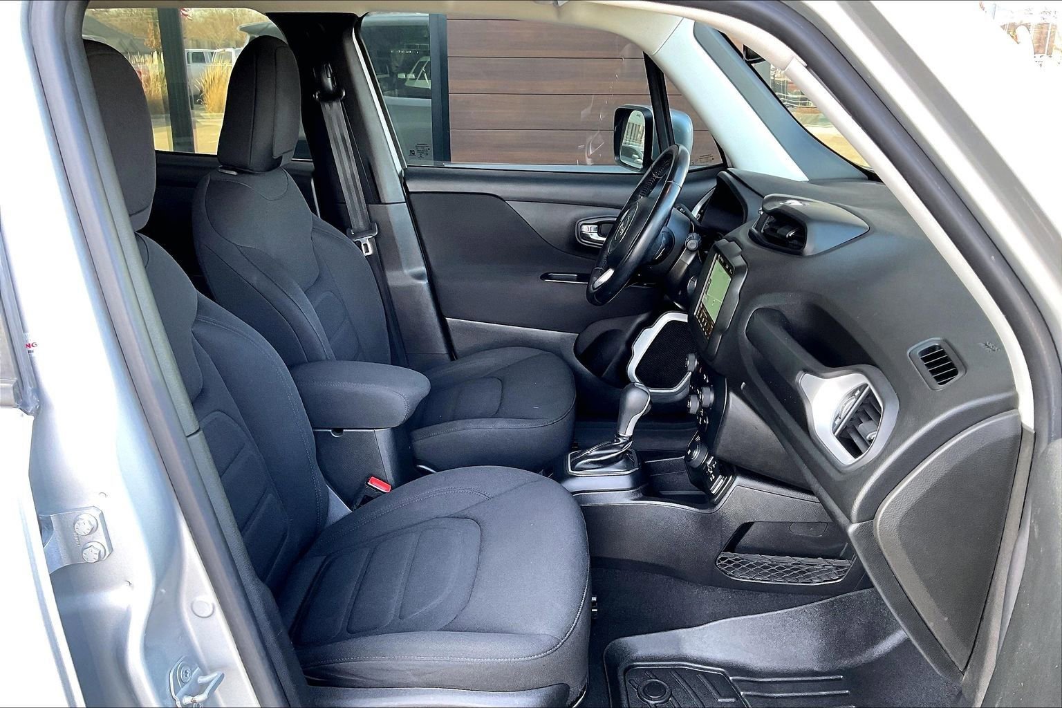 Used 2018 Jeep Renegade Latitude w/ UConnect 8.4 Nav Group image 21