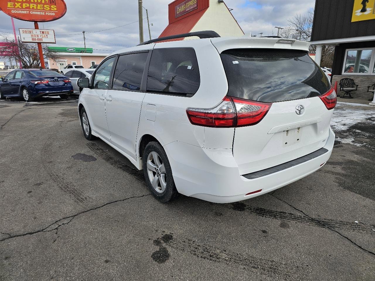 Used 2020 Toyota Sienna LE w/ Carpet Mat Package FWD image 8