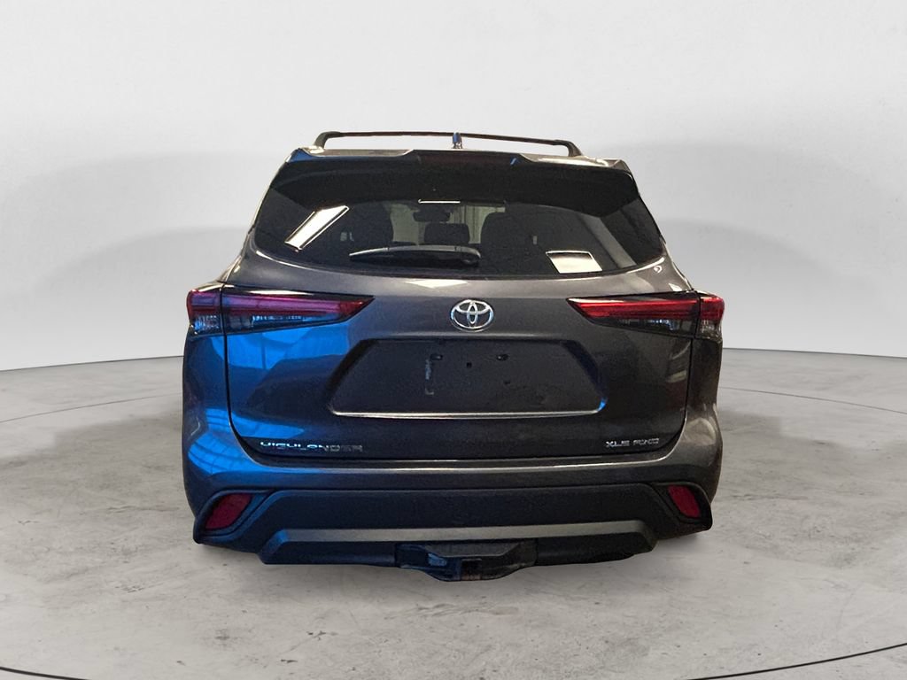Used 2022 Toyota Highlander XLE AWD/4WD image 4