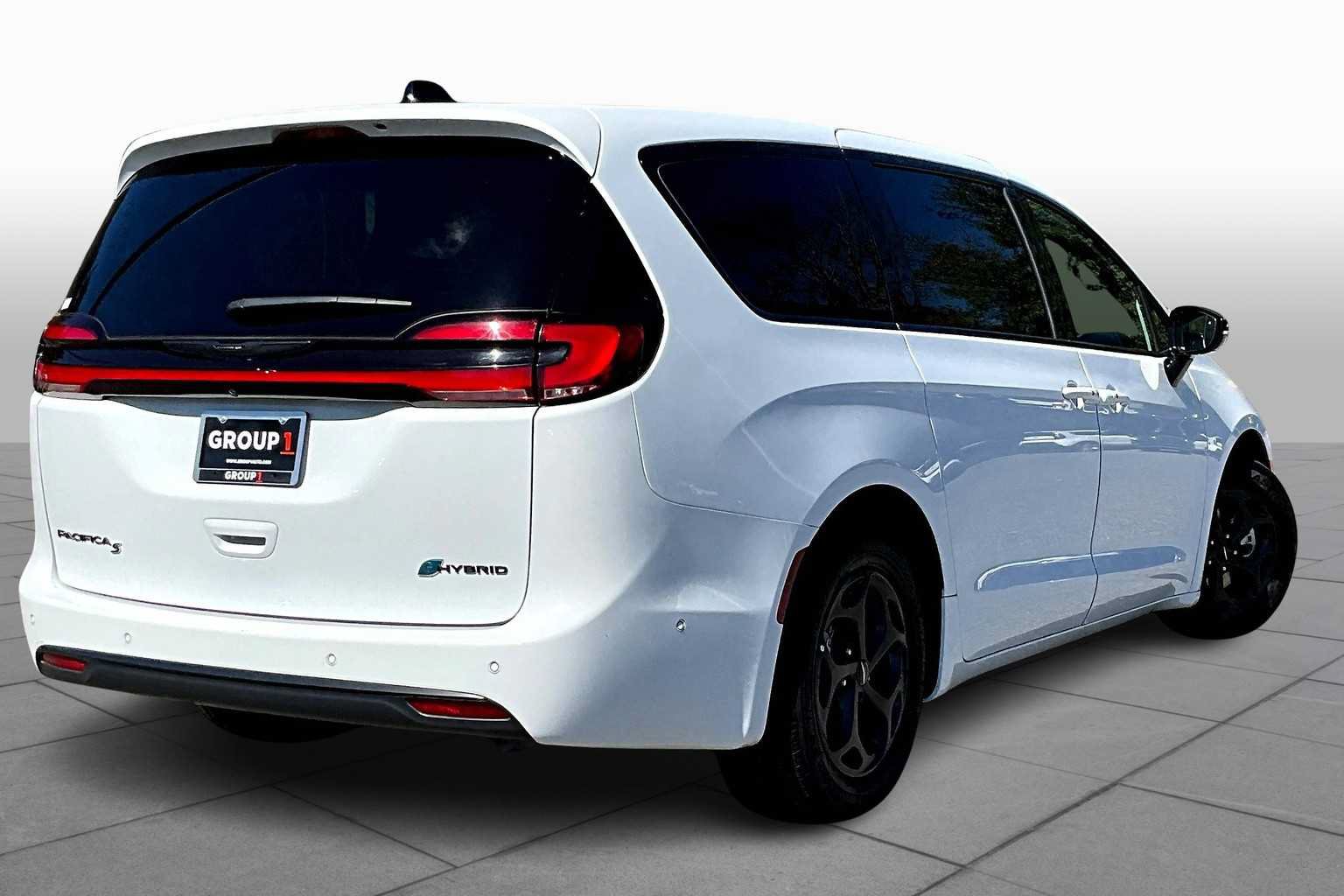 Used 2024 Chrysler Pacifica Limited FWD image 13
