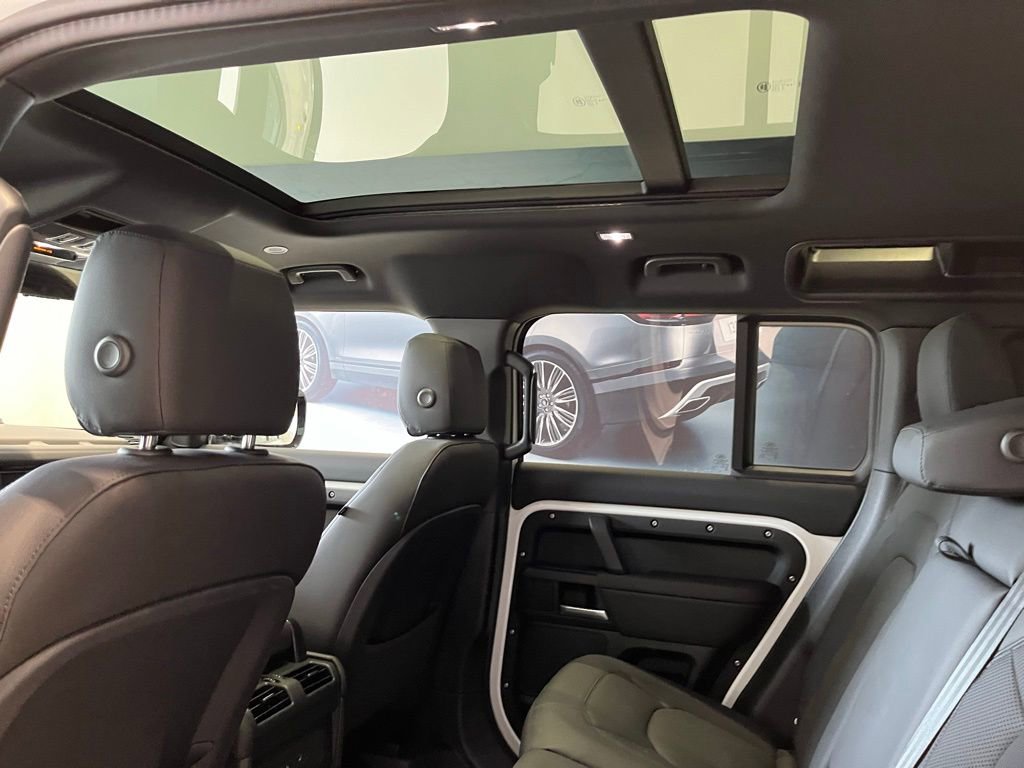 Used 2025 Land Rover Defender 110 X-Dynamic SE image 22