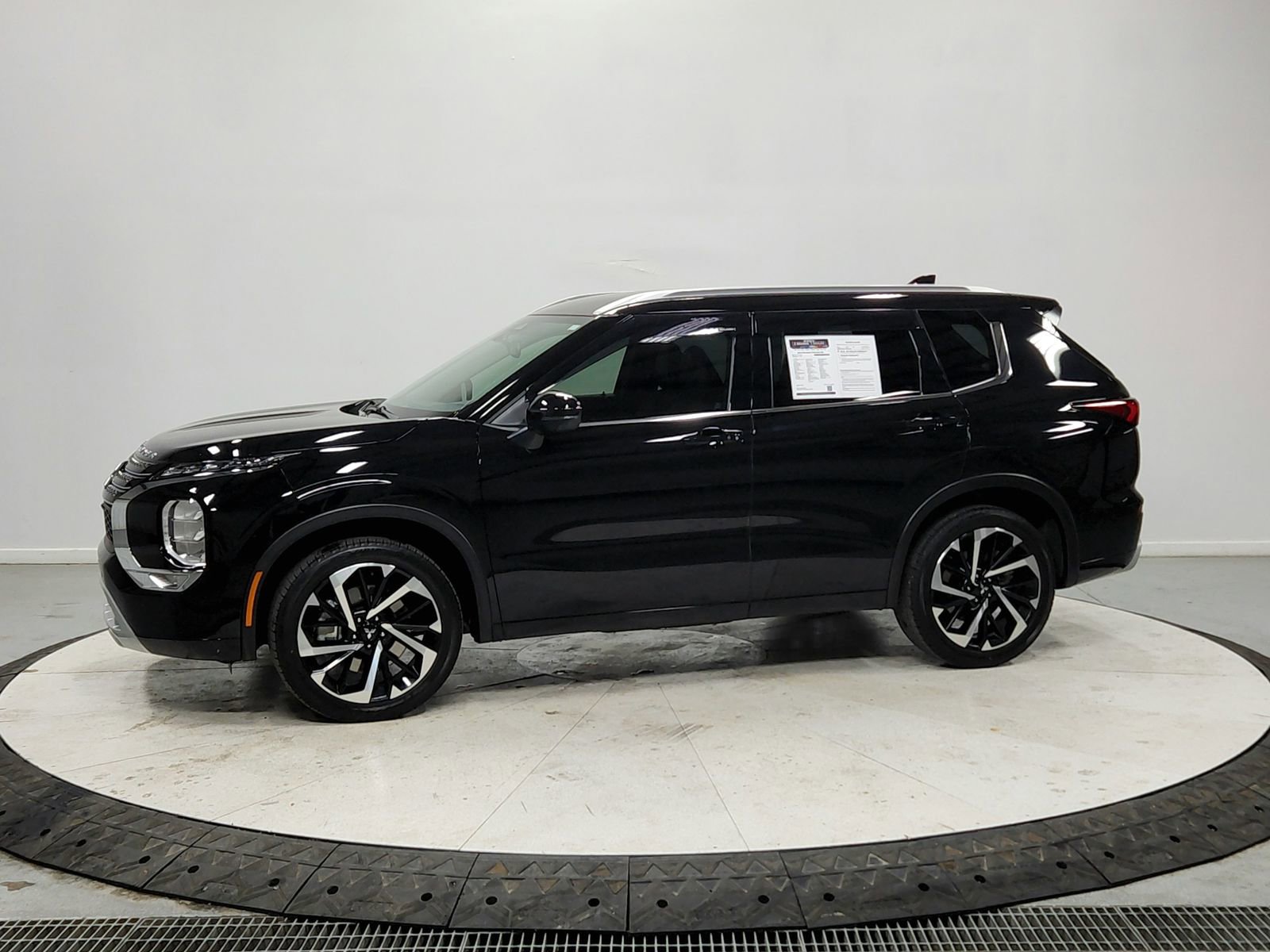 Used 2024 Mitsubishi Outlander SEL image 4