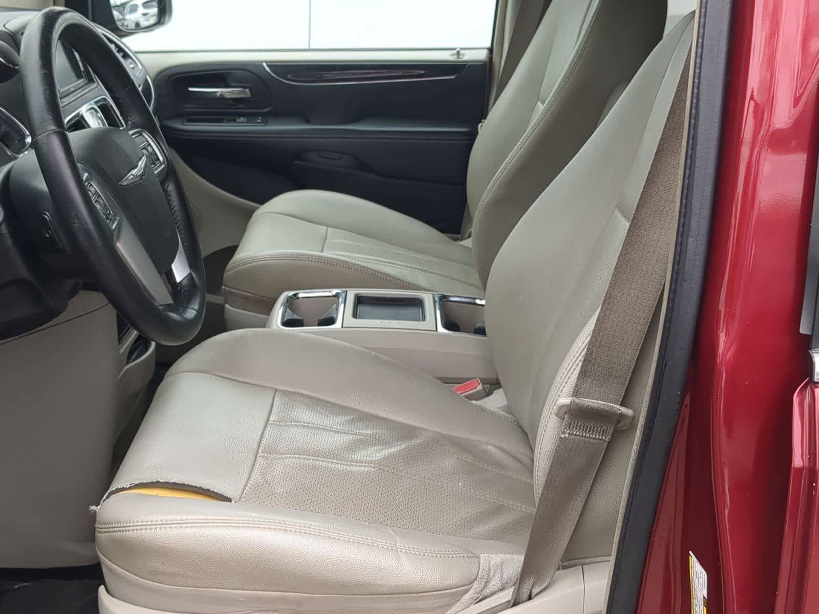 Used 2013 Chrysler Town & Country Touring-L FWD image 16