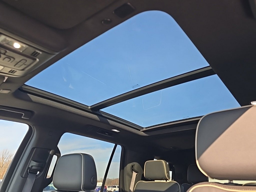 Used 2021 Chevrolet Tahoe Premier w/ Premium Package image 22