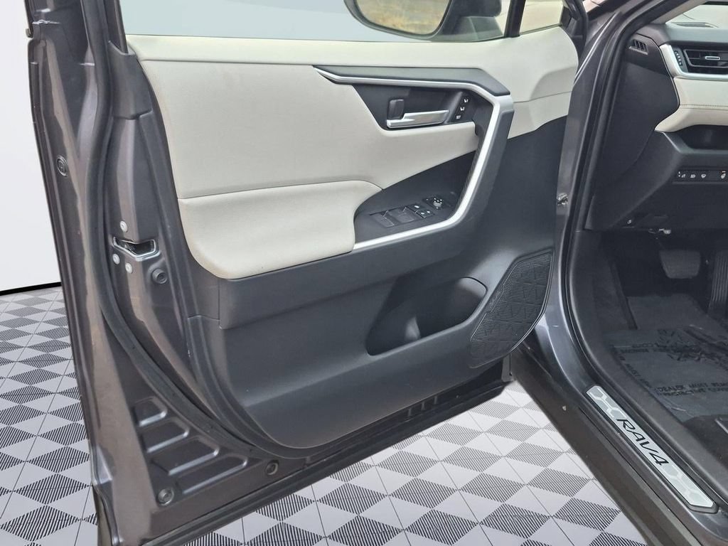 Used 2022 Toyota RAV4 XLE Premium AWD/4WD image 9