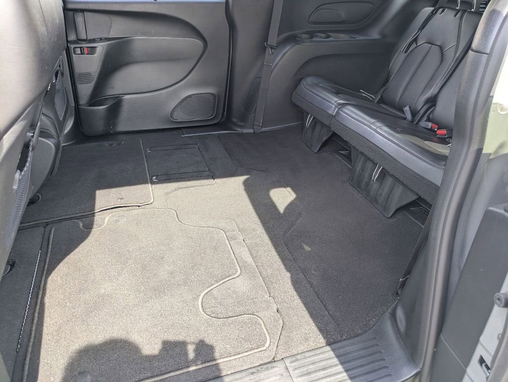 Used 2025 Chrysler Pacifica Select image 24
