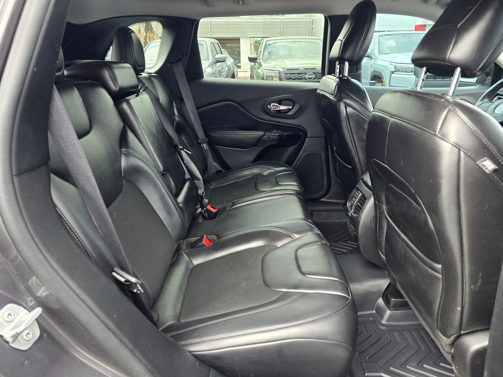 Used 2019 Jeep Cherokee Latitude Plus AWD/4WD image 35