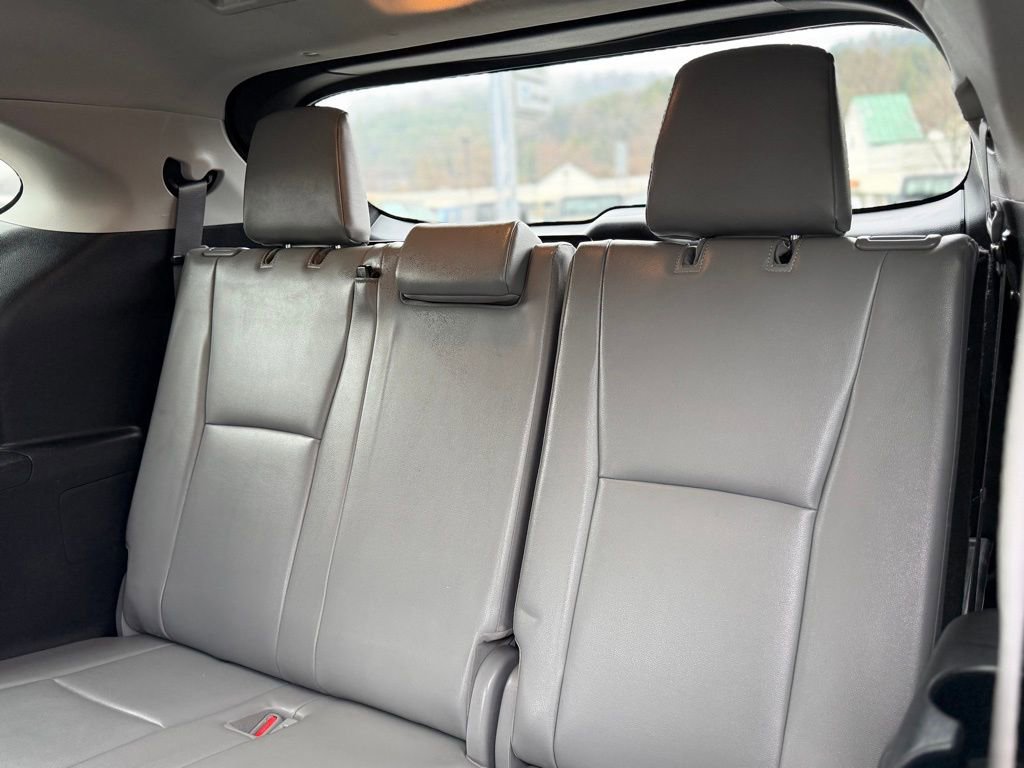 Used 2022 Toyota Highlander XLE AWD/4WD image 7