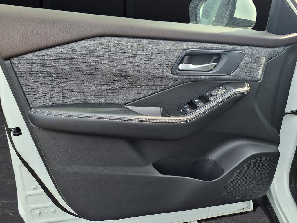 Used 2023 Nissan Rogue SV image 35