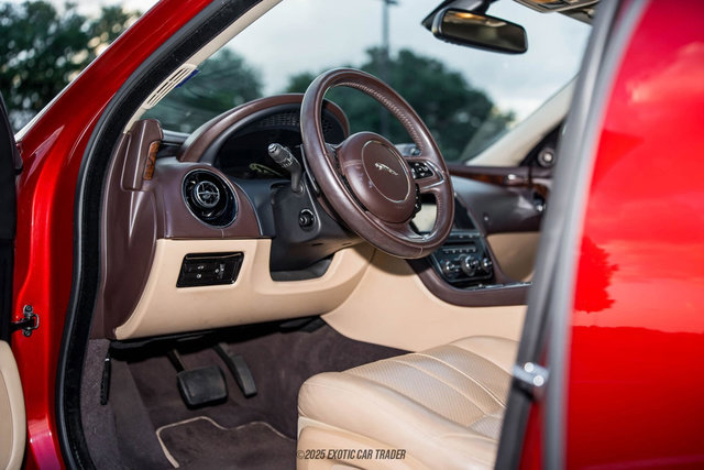 Used 2012 Jaguar XJ image 24
